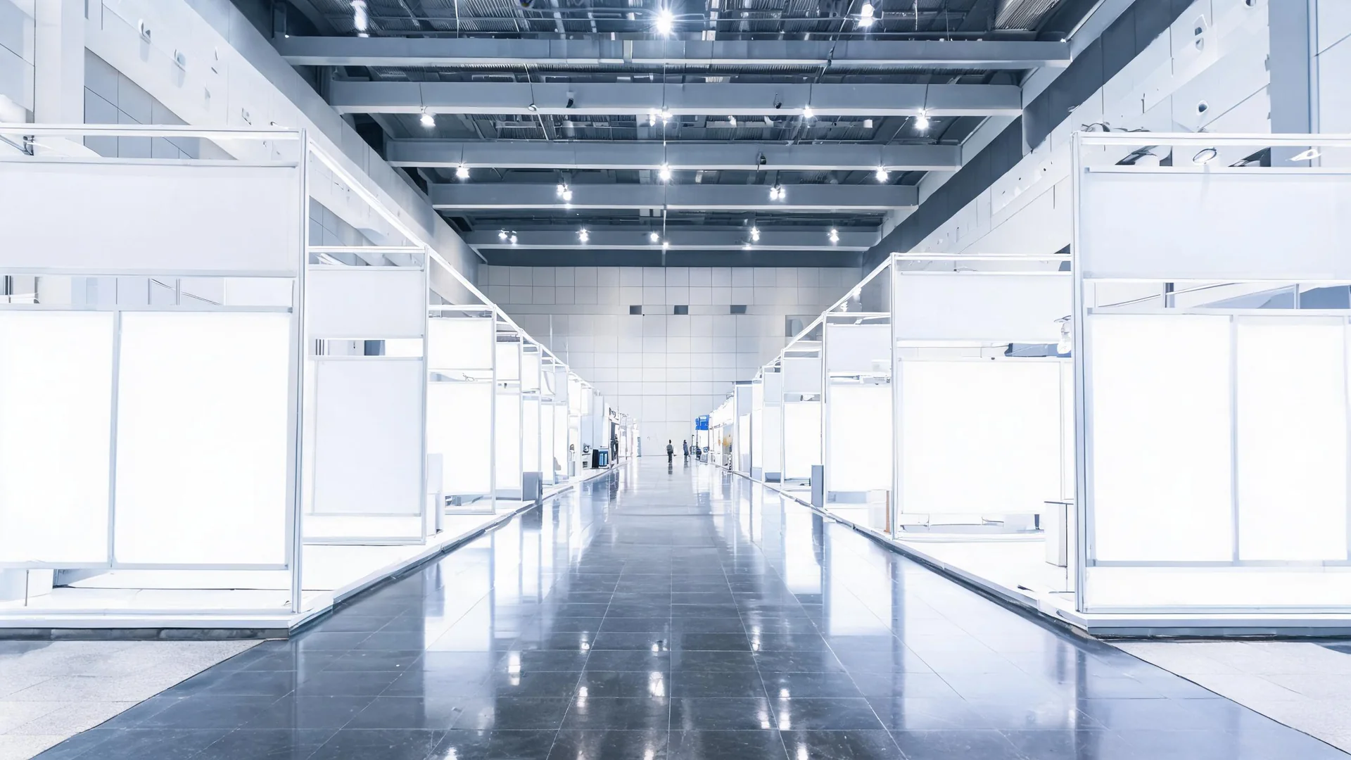 开幕前由空白白色展位板组成的展厅。