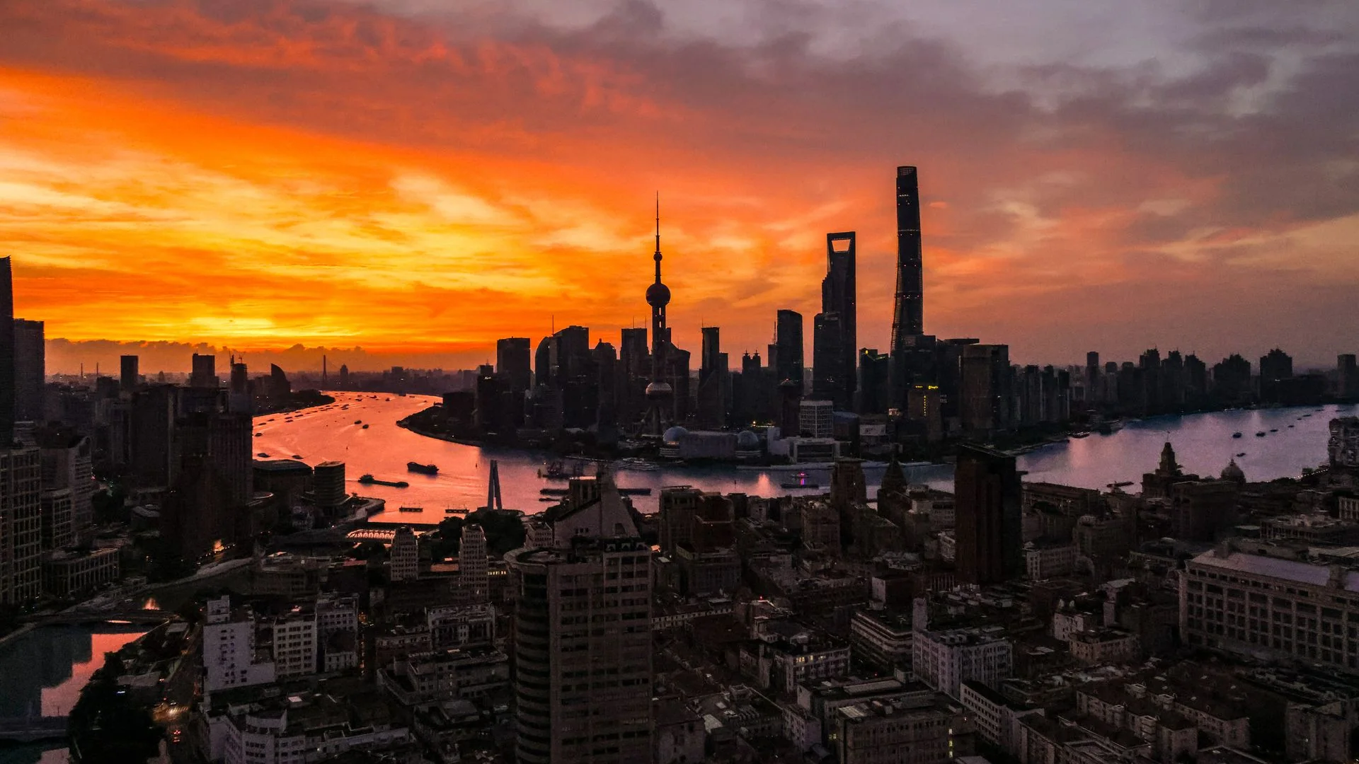 Le panorama de Shanghai au coucher du soleil sur le fleuve Huangpu.