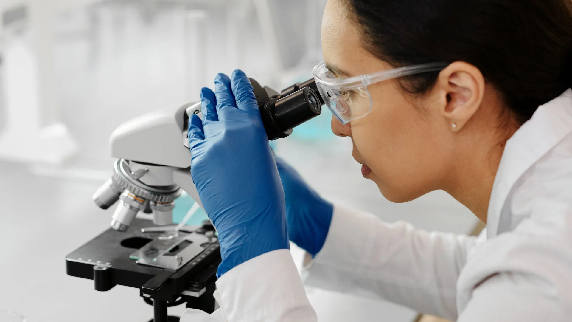 Un scientifique travaillant au microscope.