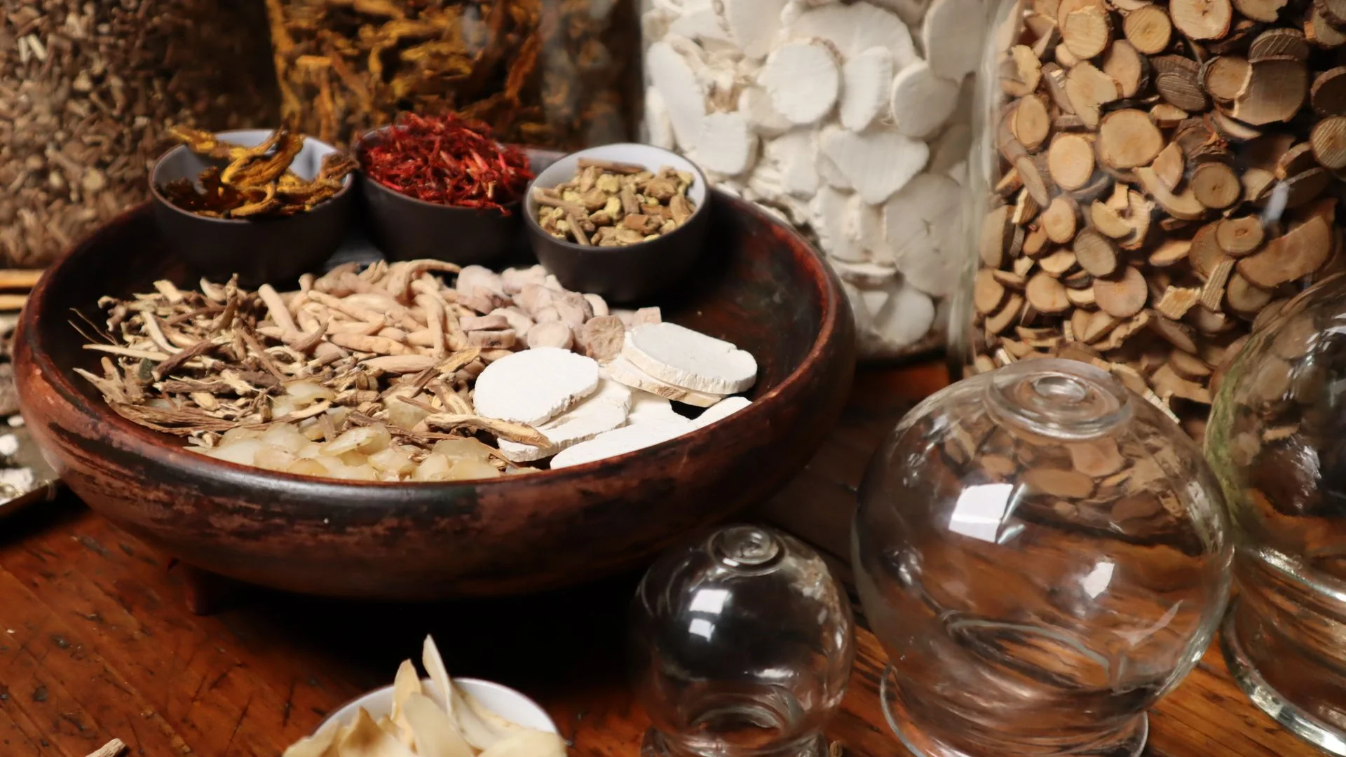 Herba kering yang dipakai dalam pengobatan tradisional Tiongkok.