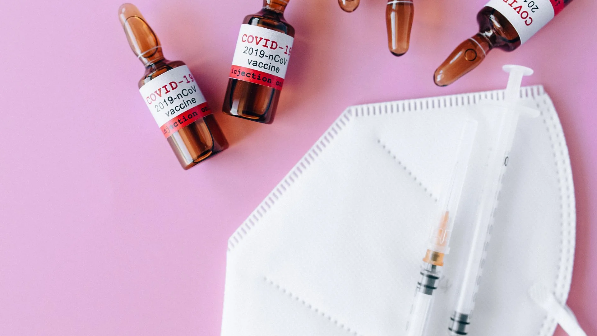 Un flacon de vaccin et une seringue.